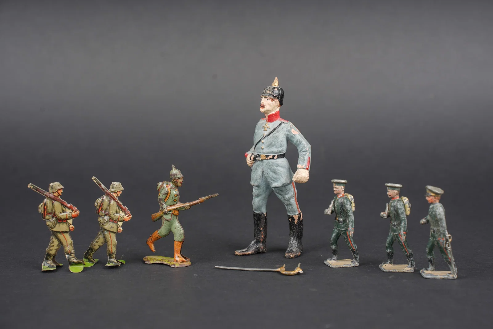 Ensemble de figurines de soldats allemands. Set of German soldier figurines.