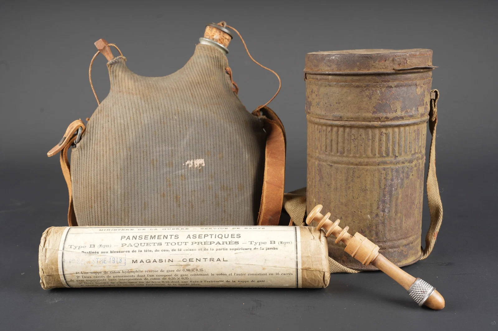 Equipements francais dont bidon 2 litres. French equipment grouping including 2-litre water bottle