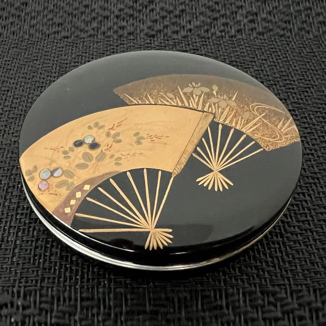 Fan-shaped lacquer incense box with silver rim, crafted by Minowa Kazunari, accompanied by a box.