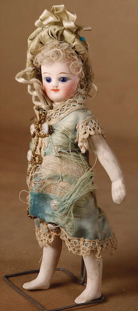 French barefoot mignonette, porcelain head, fix inset cobalt blue glass eyes, narrow mouth, full