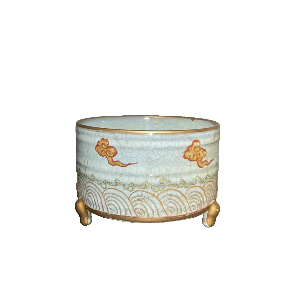 Ge Kiln three-legged censer with auspicious cloud decoration.