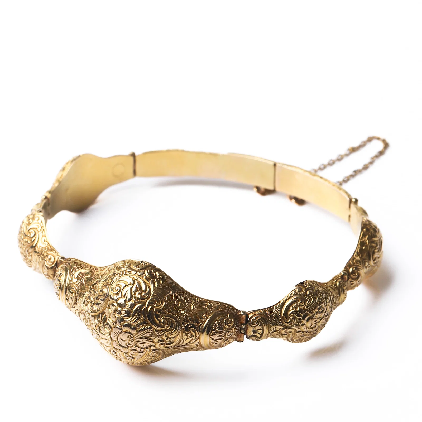 GEORGIAN PERIOD 20K GOLD FLORAL-ENGRAVED BANGLE BRACELET (1714–1837)