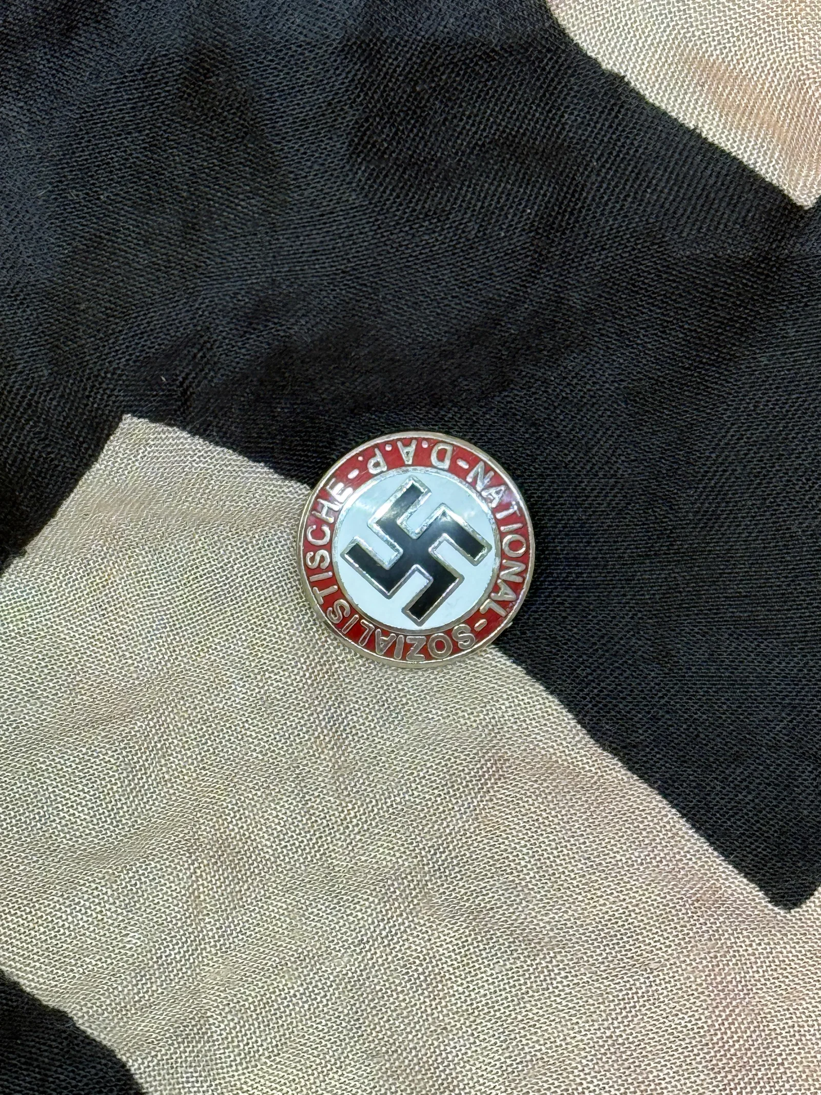 GERMAN WWII NSDAP PARTY MEMBERSHIP BADGE BY RZM M1/129