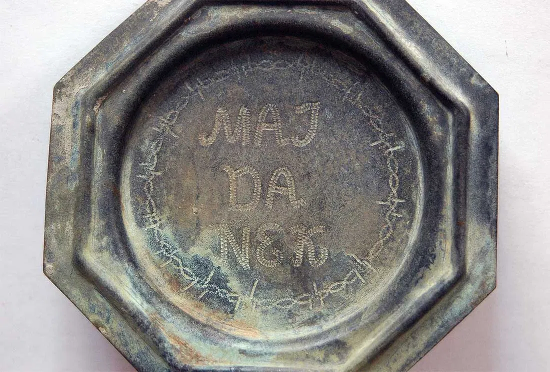 GERMAN WWII PLATE w. BARB WIRE, MAJDANEK KL, KZ