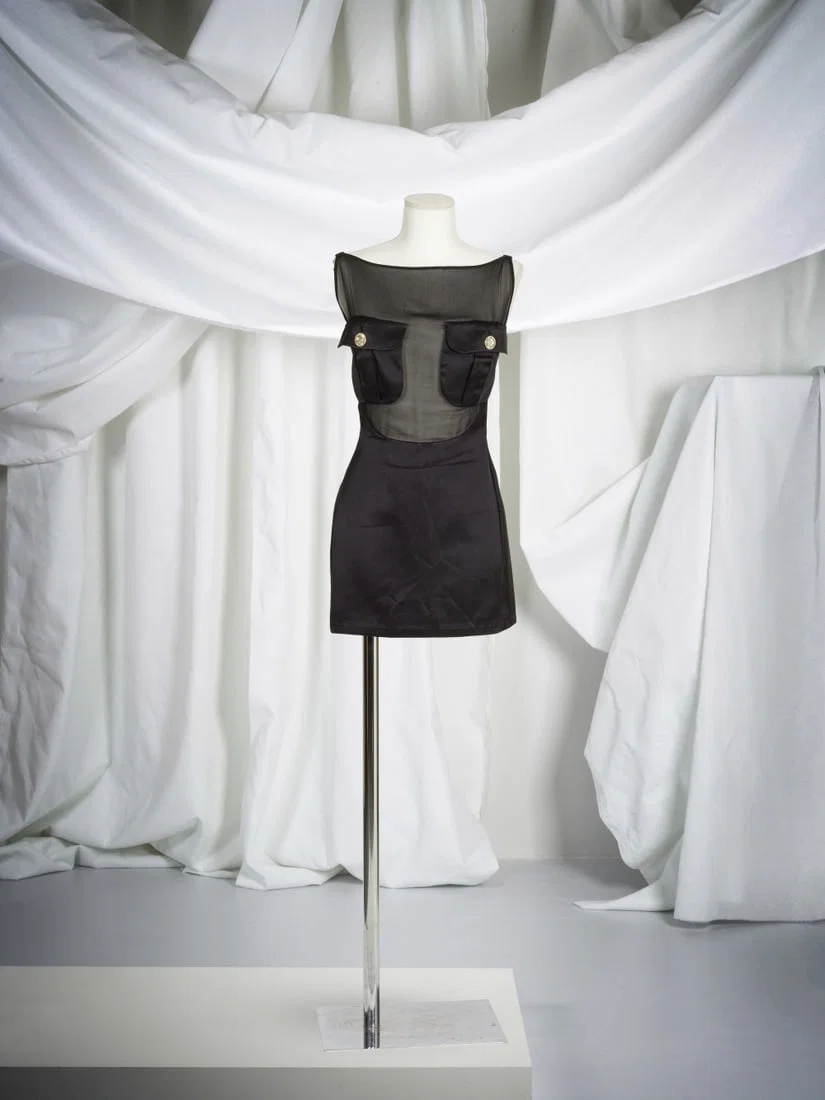 Gianni Versace Couture, Collection prêt-à-Porter, circa 1990. Mini robe du soir en sat...