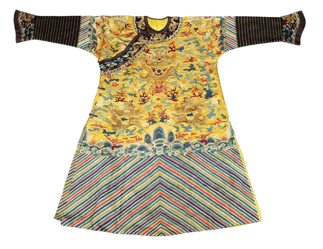 GOLD-THREADED DRAGON ROBE WITH FIVE CLAWS