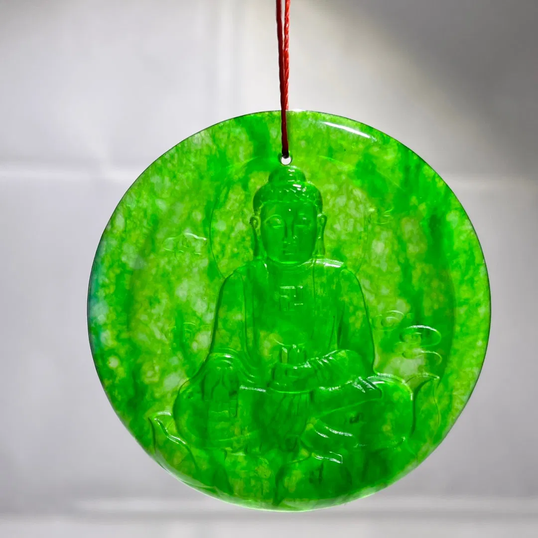 High-quality Imperial Green Jadeite Frosted Buddha Amulet