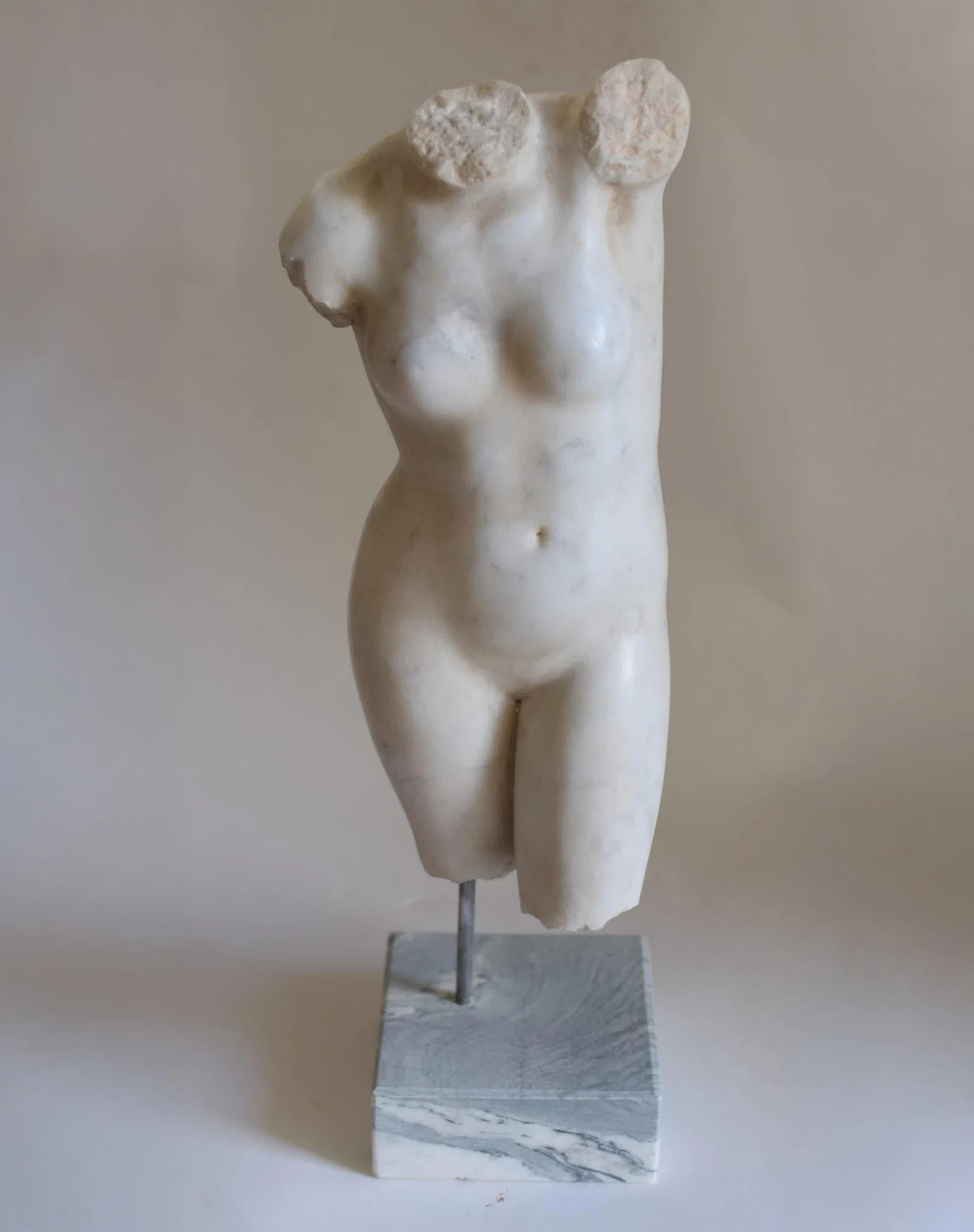Highly decorative female torso in Carrara marble - Italian school. 20th century.