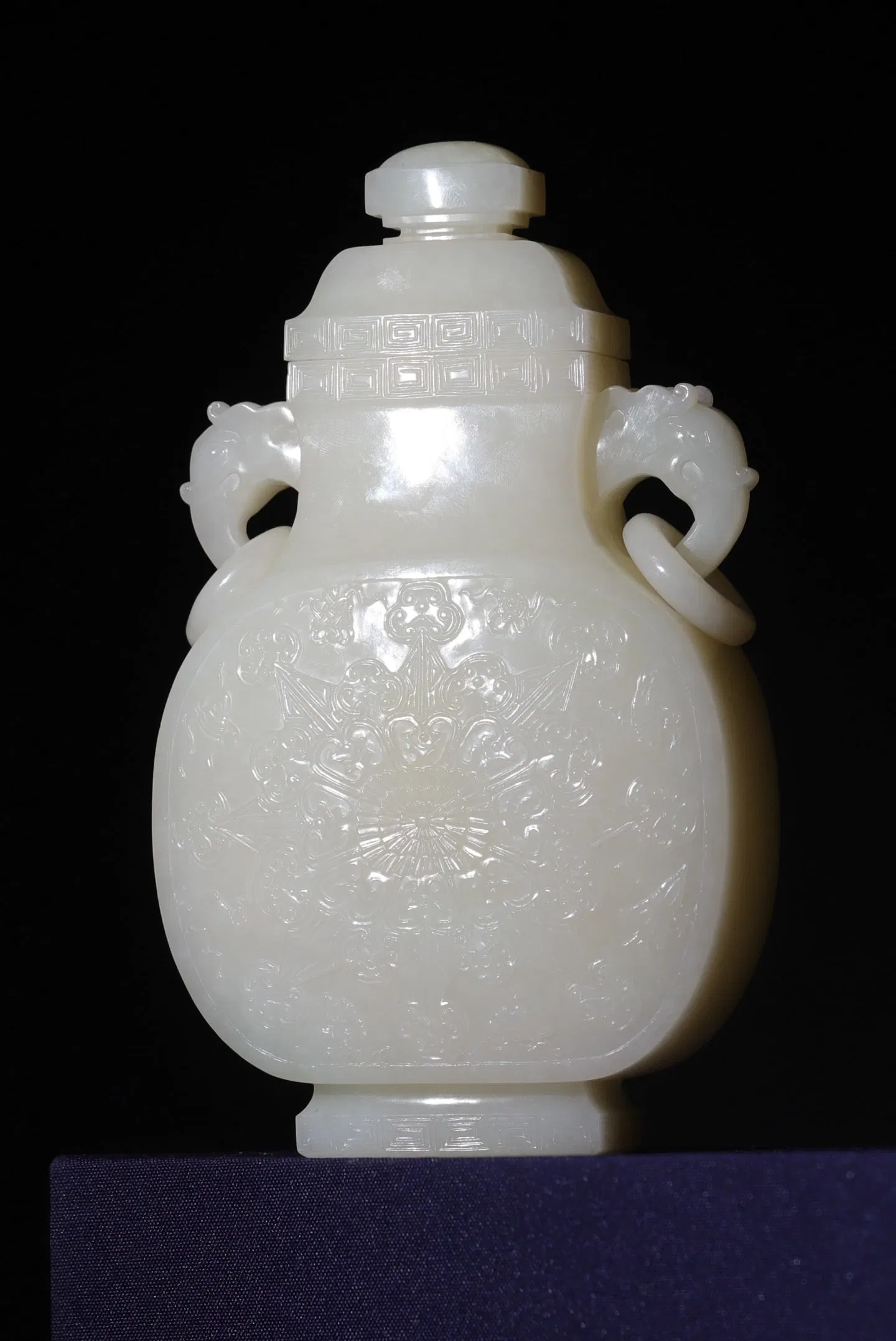 HOTAN JADE EIGHT IMMORTALS BEAST EAR RING CAP BOTTLE