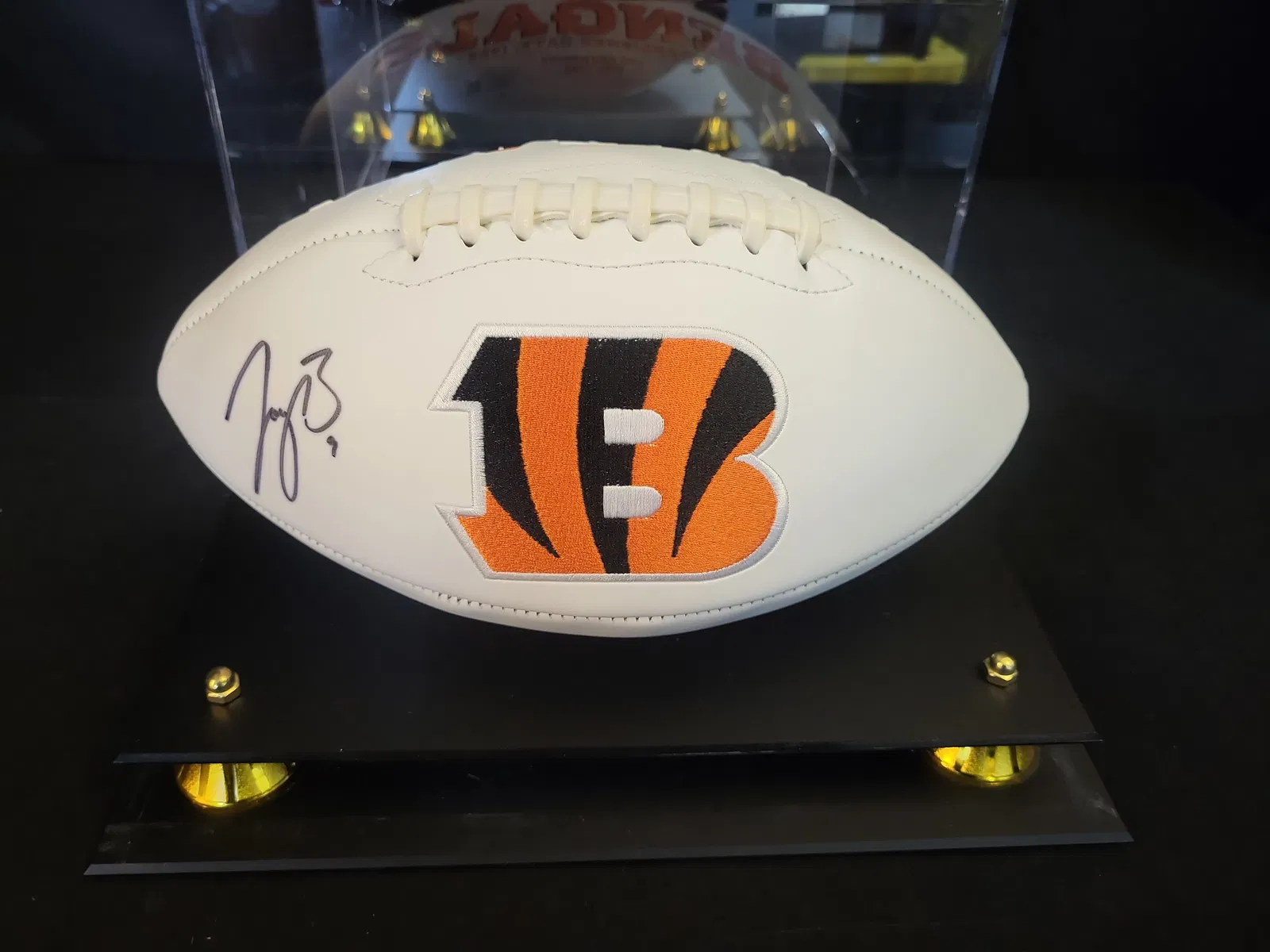 I01001 | Joe Burrow Signed Cincinnati Bengals Fanatics Authentic White Panel Football