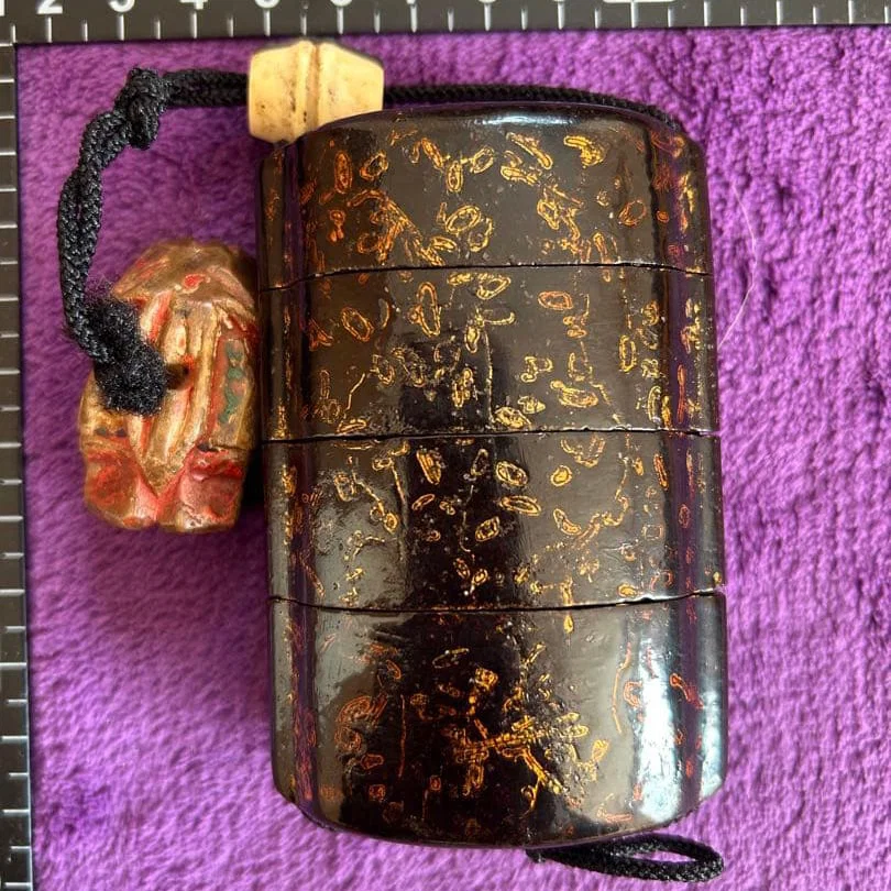 InrO netsuke (a type of container used for holding medicines or small accessories)