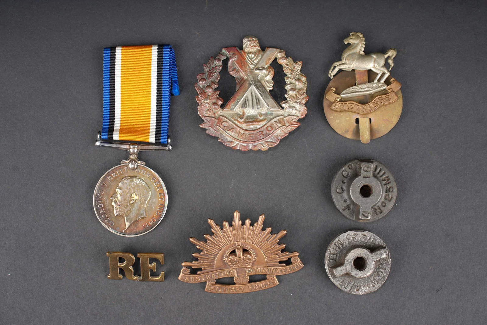 Insignes anglais et medaille. British insignia and medals.