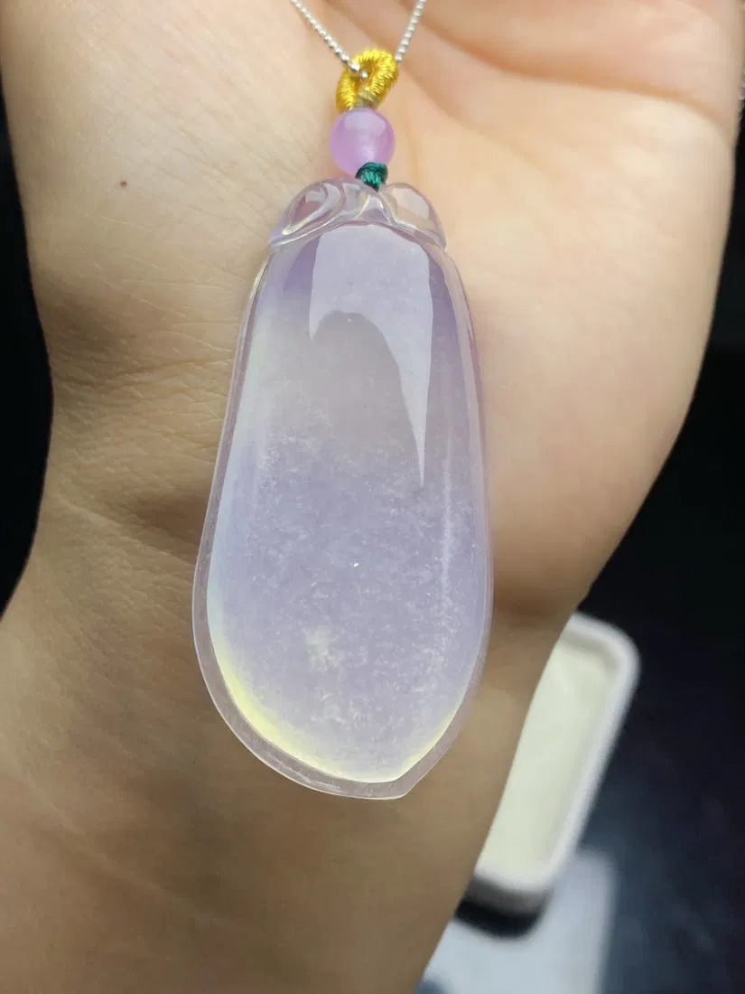 Jadeite of icy type with floating green "Lucky Gourd" pattern