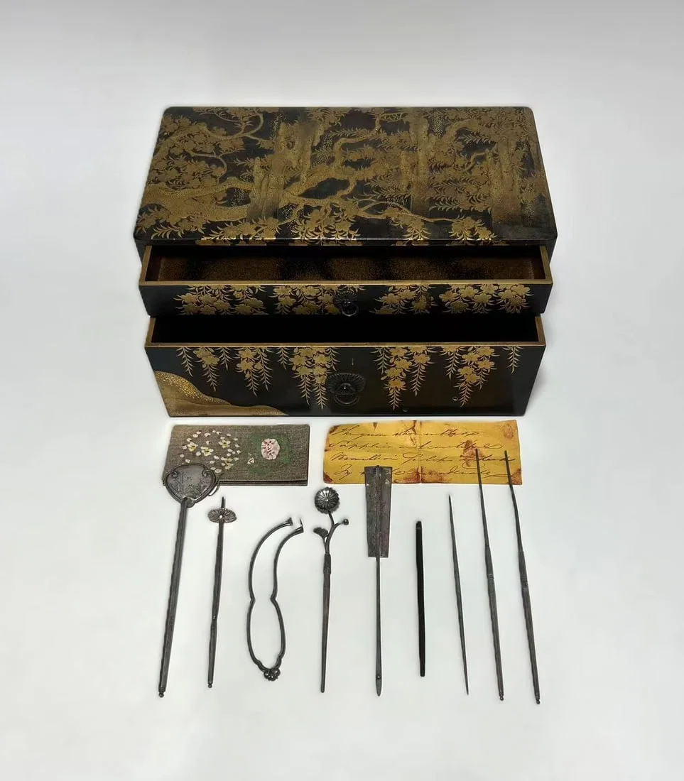 JAPANESE LACQUER BOX WITH PERSONAL TOILETTE IMPLEMENTS, LATE EDO / EARLY MEIJI PERIOD