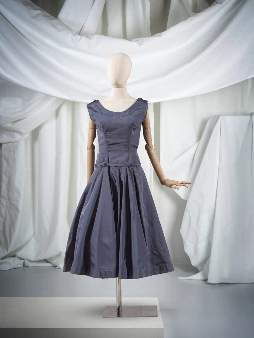 Jean Dessès, collection Haute Couture, circa 1958. Robe de cocktail en reps gris-ardoise. J...