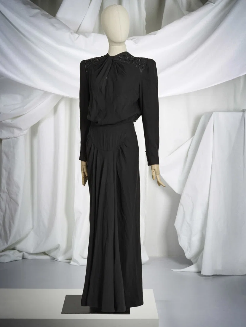 Jeanne Lanvin, collection Haute Couture, circa 1940. Robe du soir en crêpe noir, dos rebrod...
