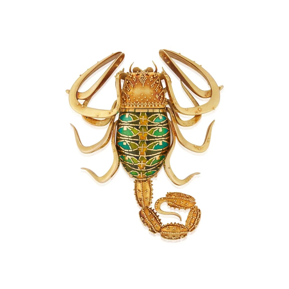 JOHN PAUL MILLER: A GOLD AND ENAMEL SCORPION PENDANT/BROOCH
