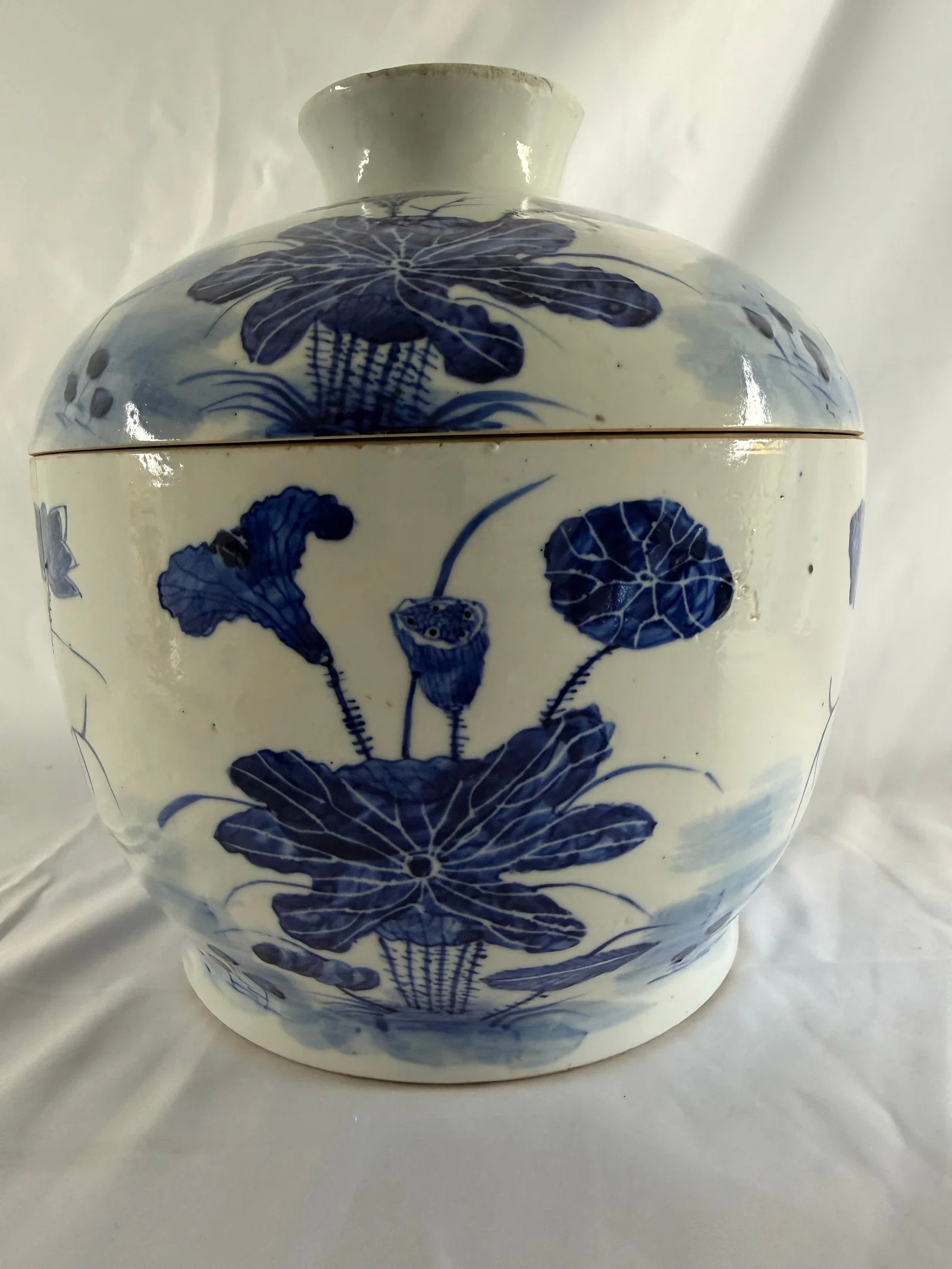 Large Chinese blue and white Porcelain China lotus lid jar