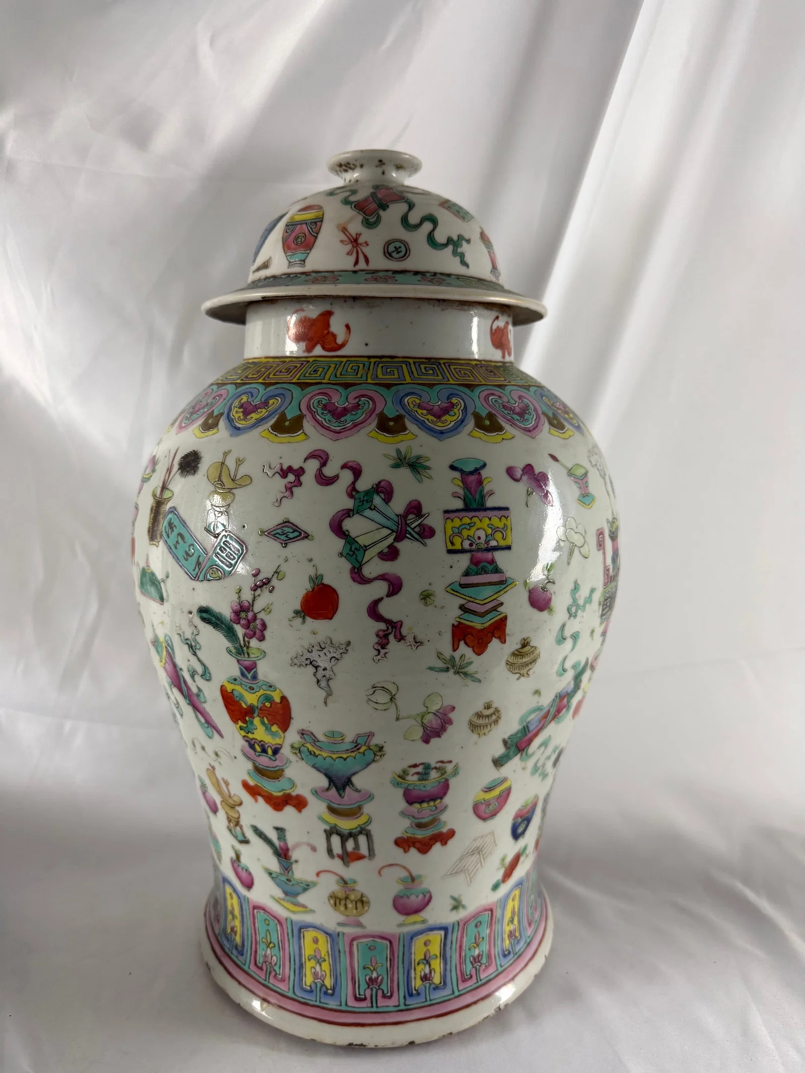 Large Chinese enameled famille rose Porcelain China lid jar