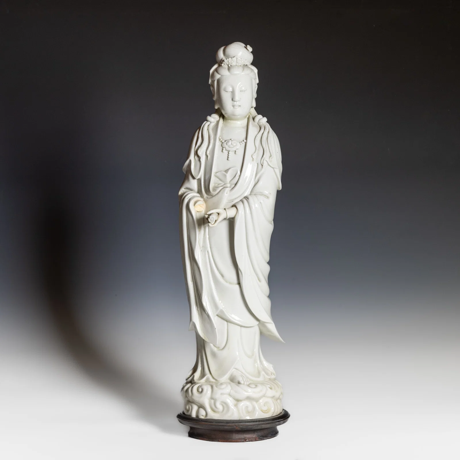 LARGE DEHUA BLANC DE CHINE GUANYIN BODHISATTVA, 17TH/18TH CENTURY