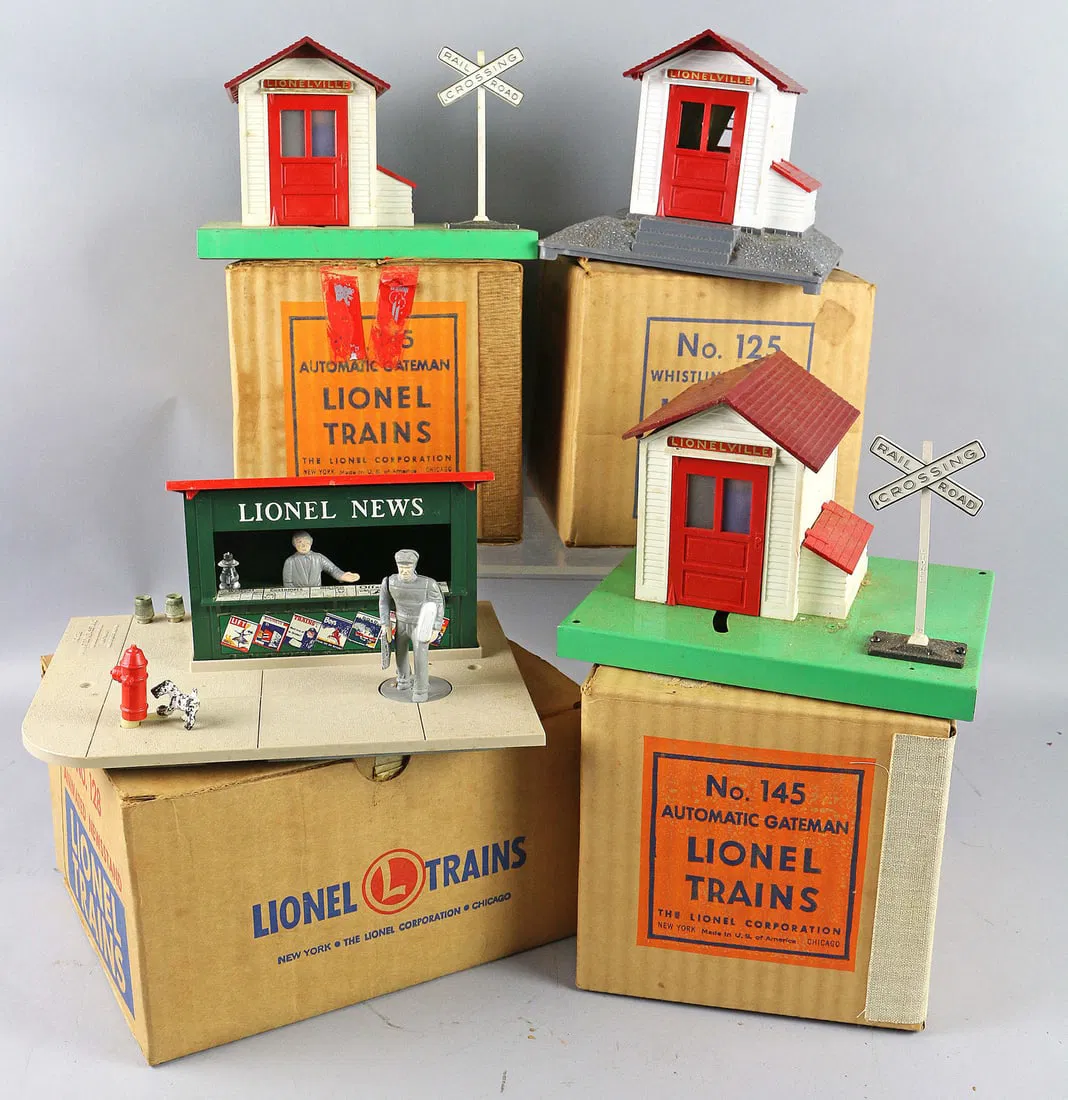 Lionel 145 Automatic Gateman, 125 Whistling station, 128 Animated Newsstand Lot Boxed