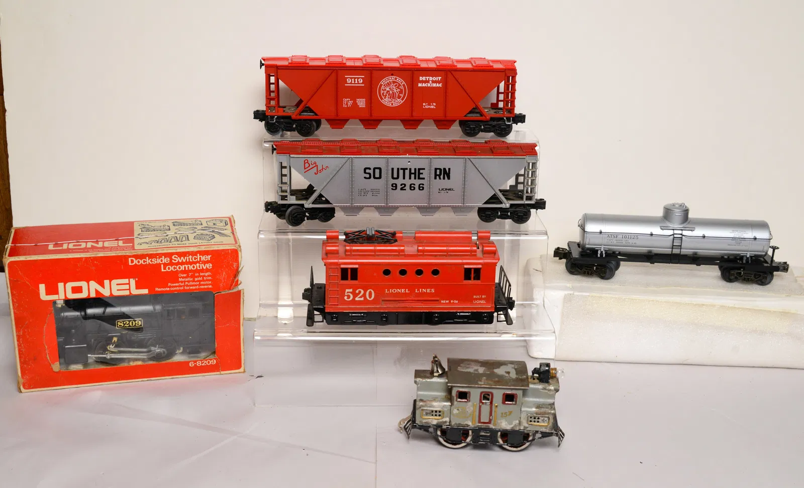 Lionel Locomotive and Four Cars.