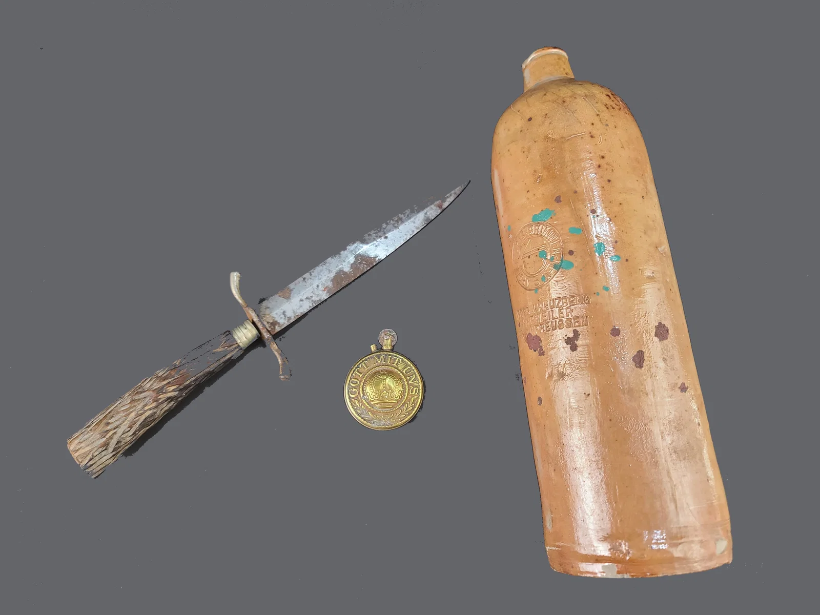 Lot allemand couteau, bouteille et briquet Gott mit Uns. German lot including knife, bottle, and