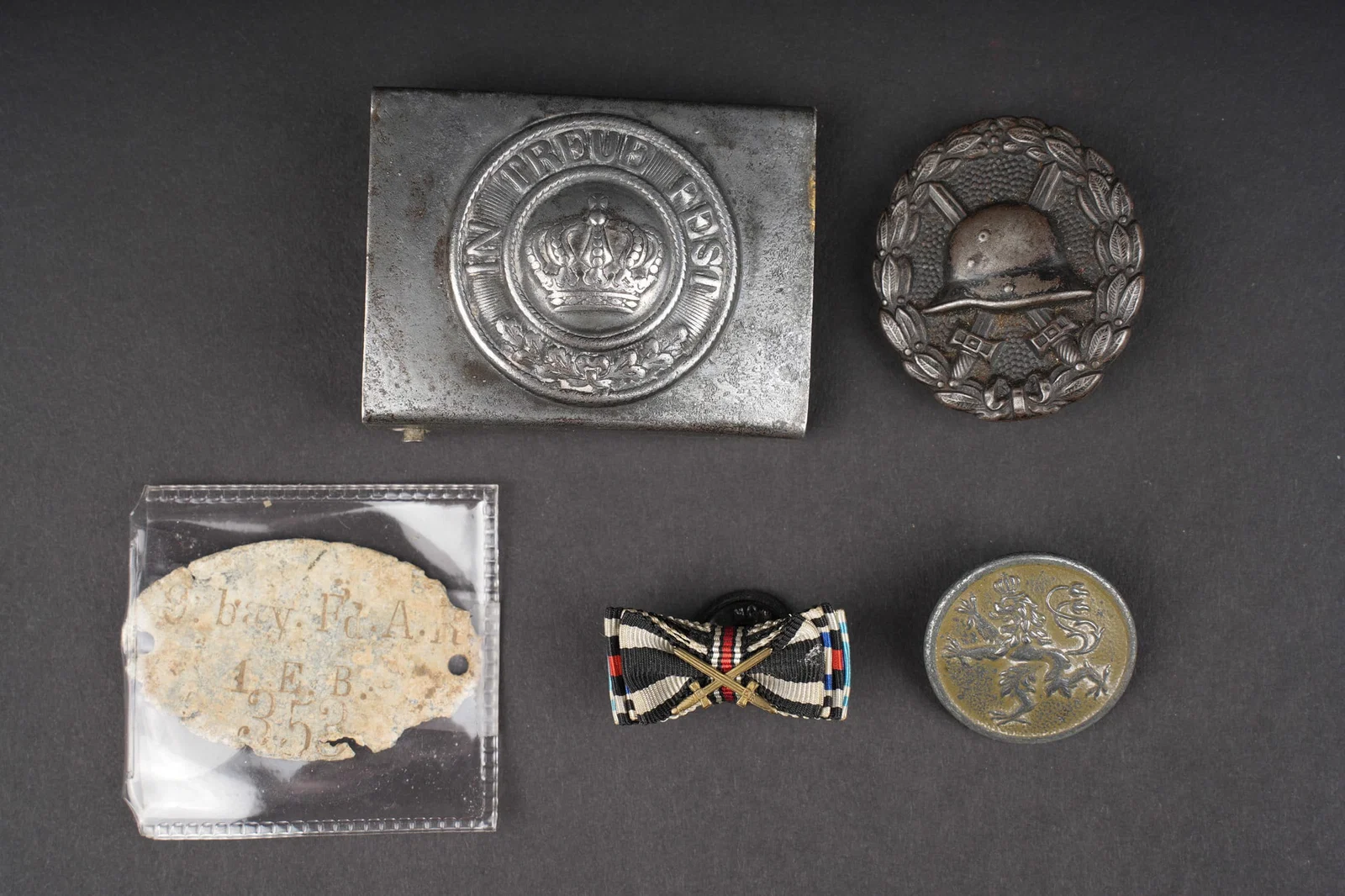 Lot bavarois boucle de ceinturon et insignes. Bavarian lot including belt buckle and insignia