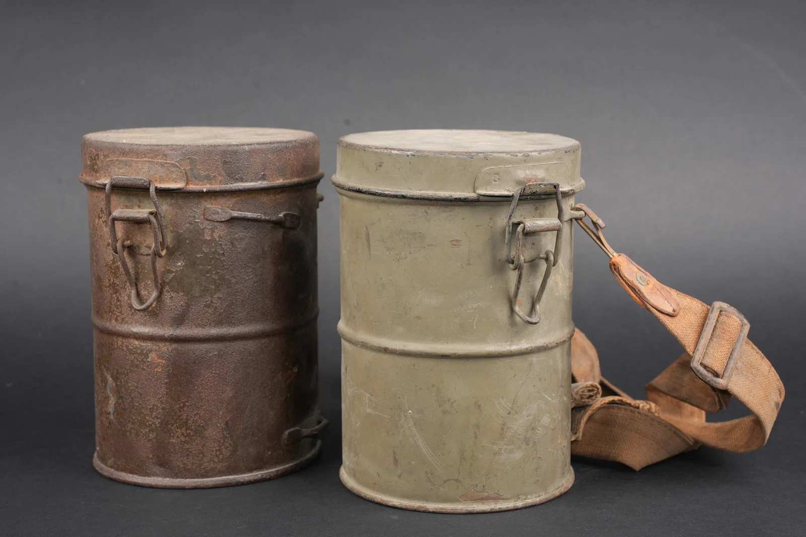 Lot de 2 boitiers de masques anti-gaz allemands Lederschutzmaske. Lot of two German Lederschutzmaske