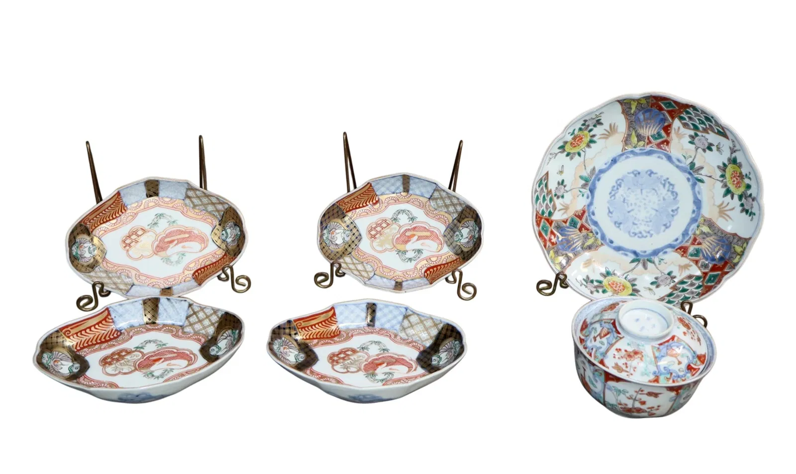 Lot of 6 pieces Imari: 4 oval dishes, 1 plate, 1 lidded bowl