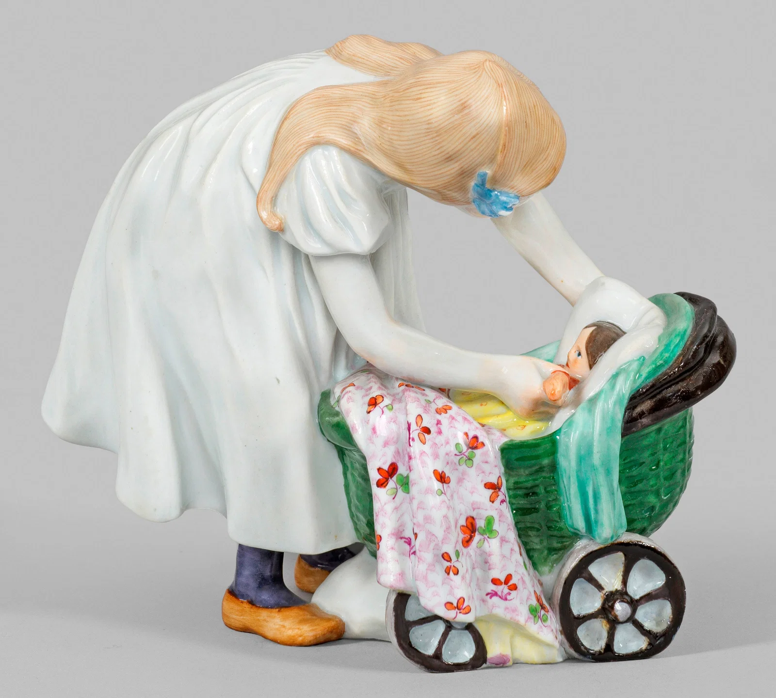 Mädchen mit Puppenwagen