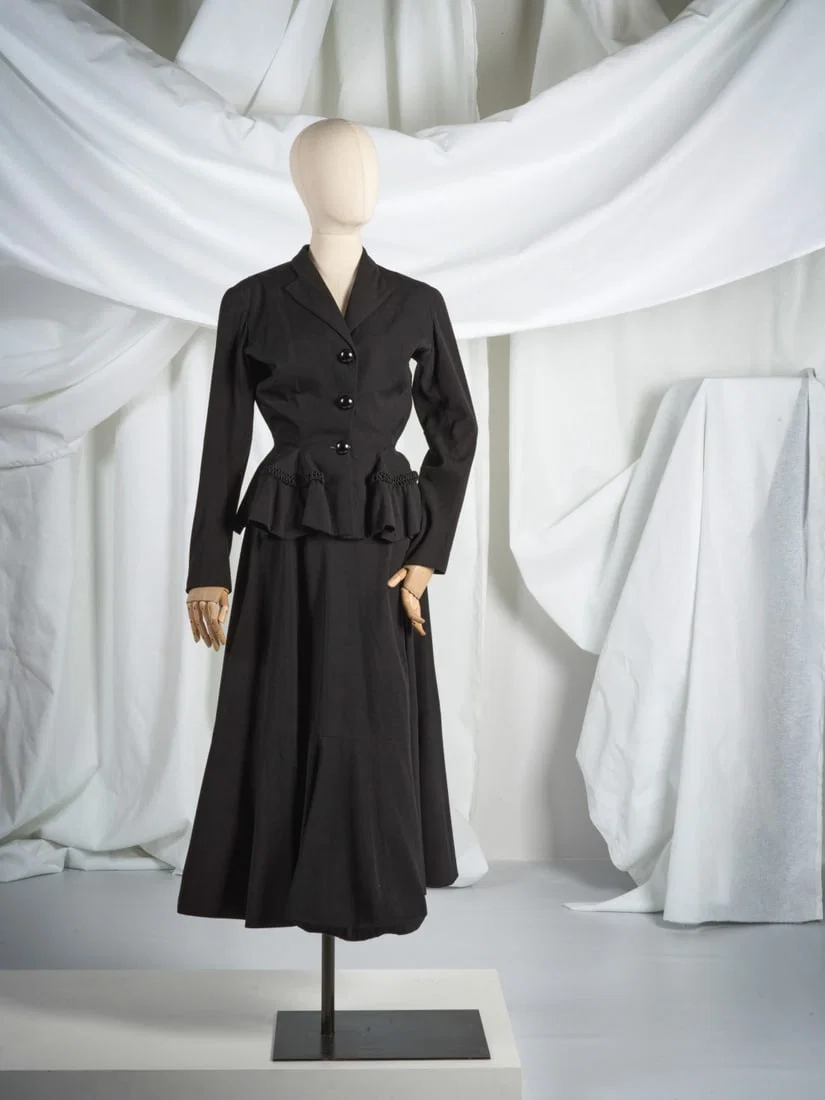 Marcelle Dormoy, collection Haute Couture, Printemps-Eté 1948. Tailleur de cérémo...