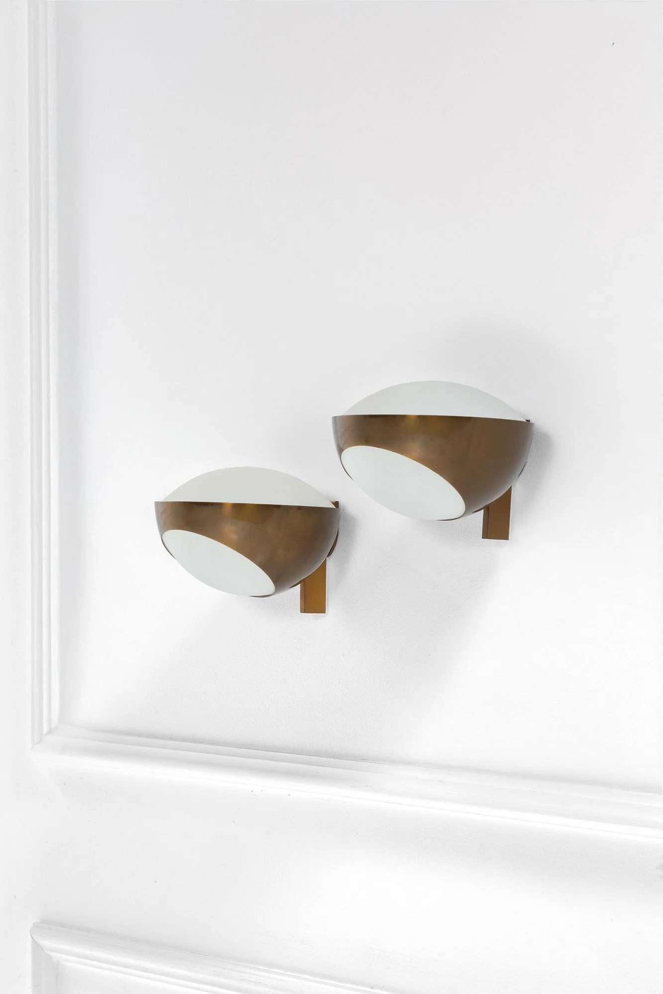 Max Ingrand. Due lampade da parete mod. 1963