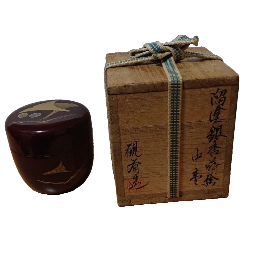 Medium-sized tea caddy with ginkgo leaf maki-e (lacquerware).