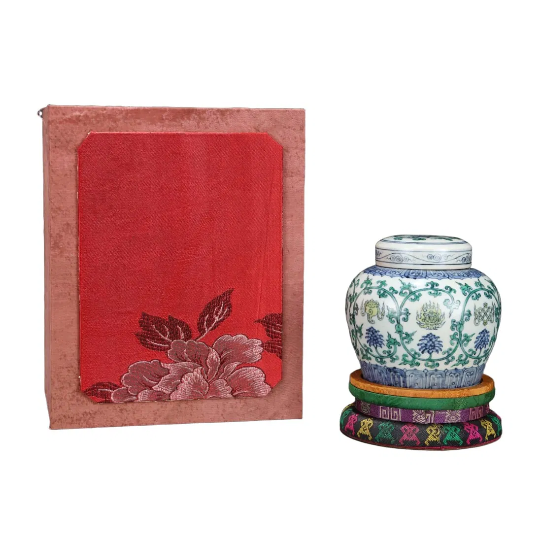 Ming Chenghua Doucai Lotus Pattern Covered Jar