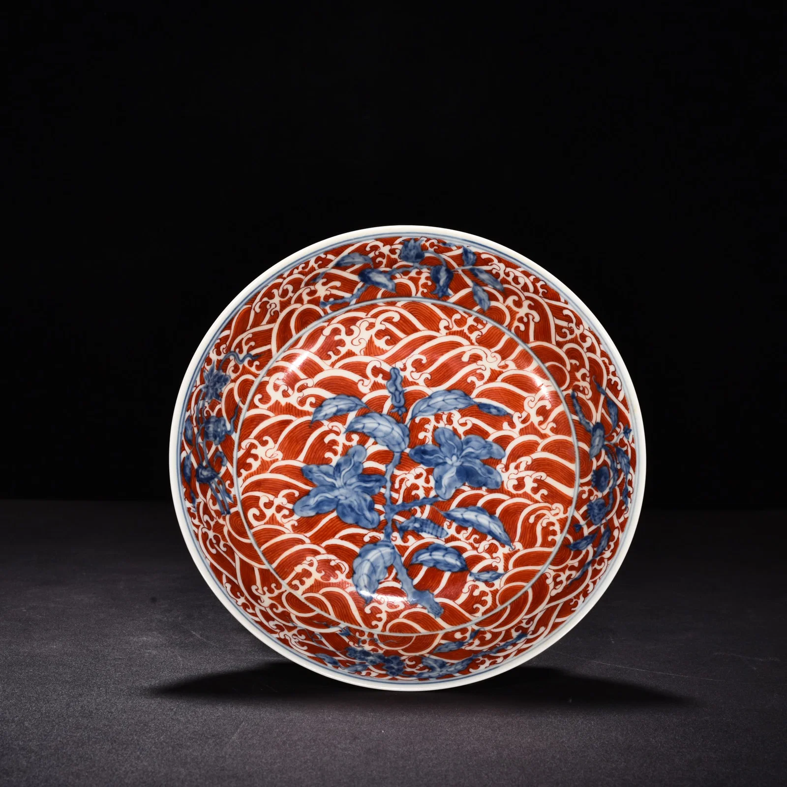 Ming Dynasty Chenghua alum red blue and white flower porcelain plate