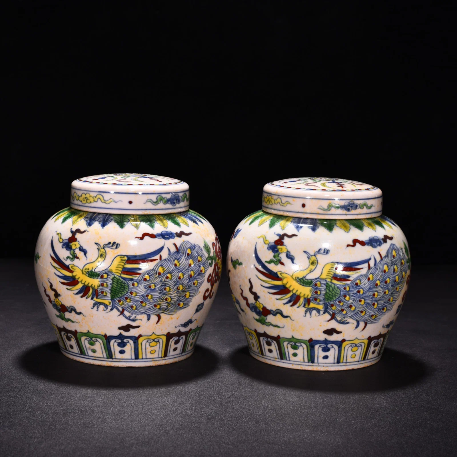 Ming Dynasty Chenghua red-tied bucket-colored purple peacock flower sky-shaped jar