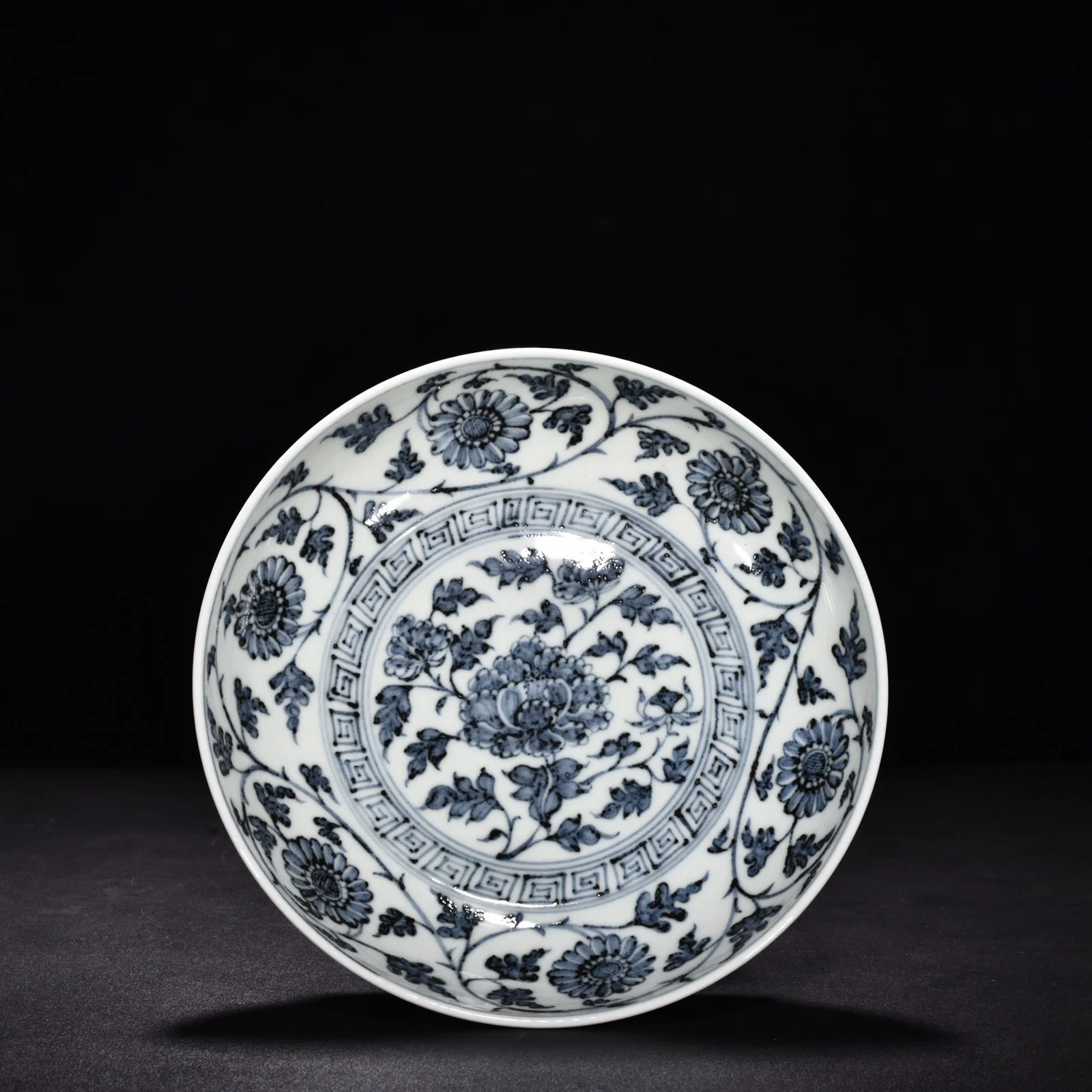 Ming Dynasty Hongwu blue and white peony porcelain plate