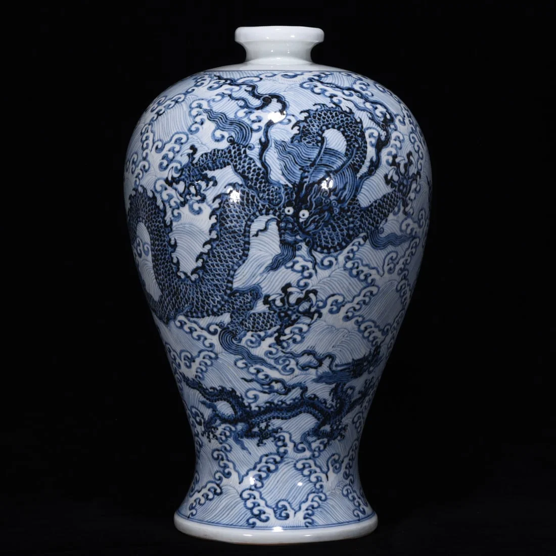 Ming Dynasty Xuande blue and white Canglong Jiaozi porcelain plum vase