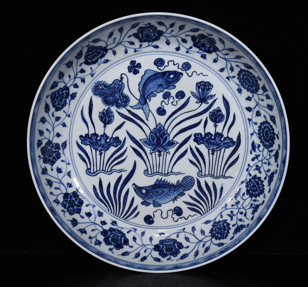 Ming Dynasty Xuande blue and white fish and algae porcelain plate