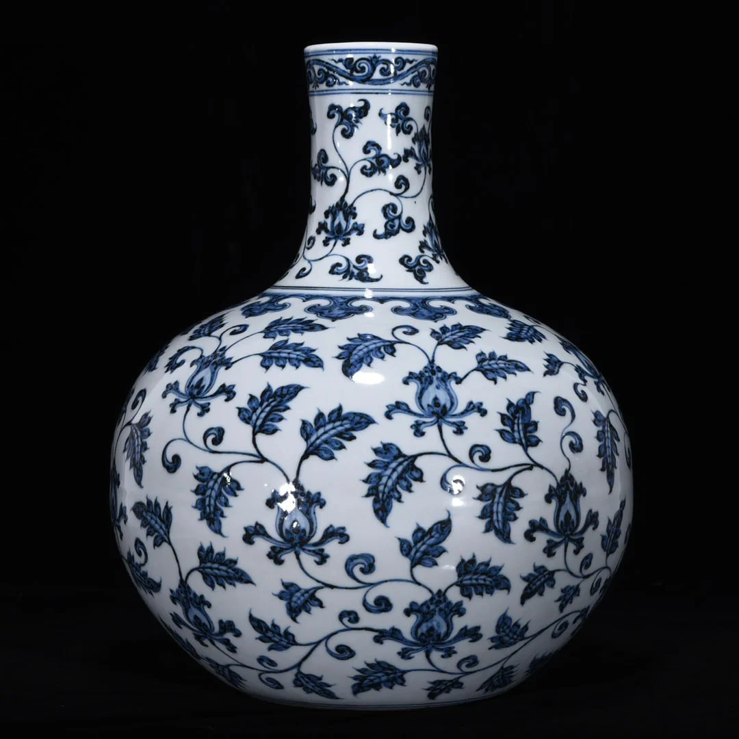 Ming Dynasty Xuande blue and white flower porcelain celestial sphere vase
