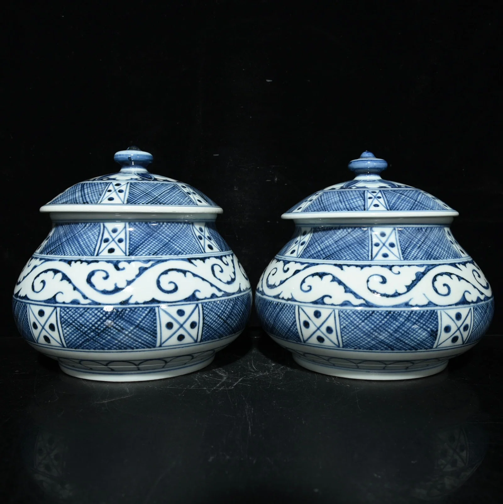 Ming Dynasty Xuande blue and white geometric porcelain fish basket