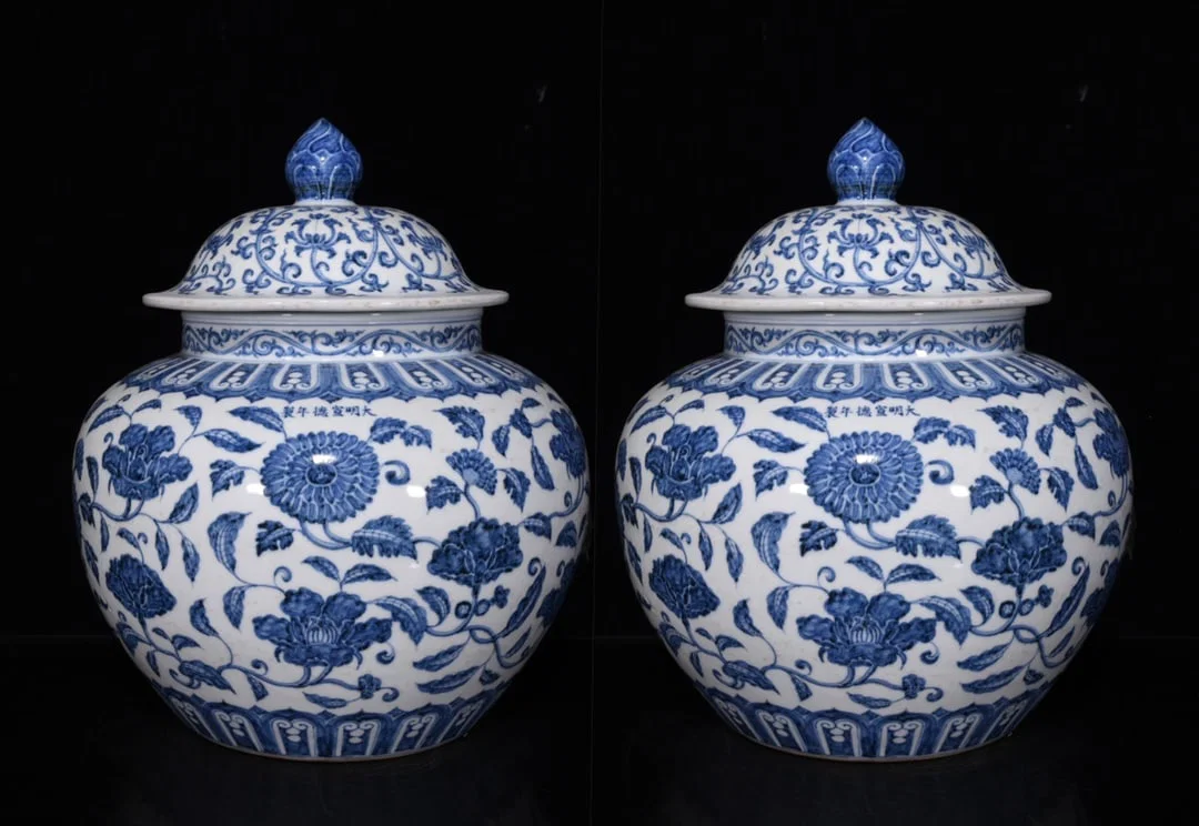 Ming Dynasty Xuande blue and white peony porcelain lid jar