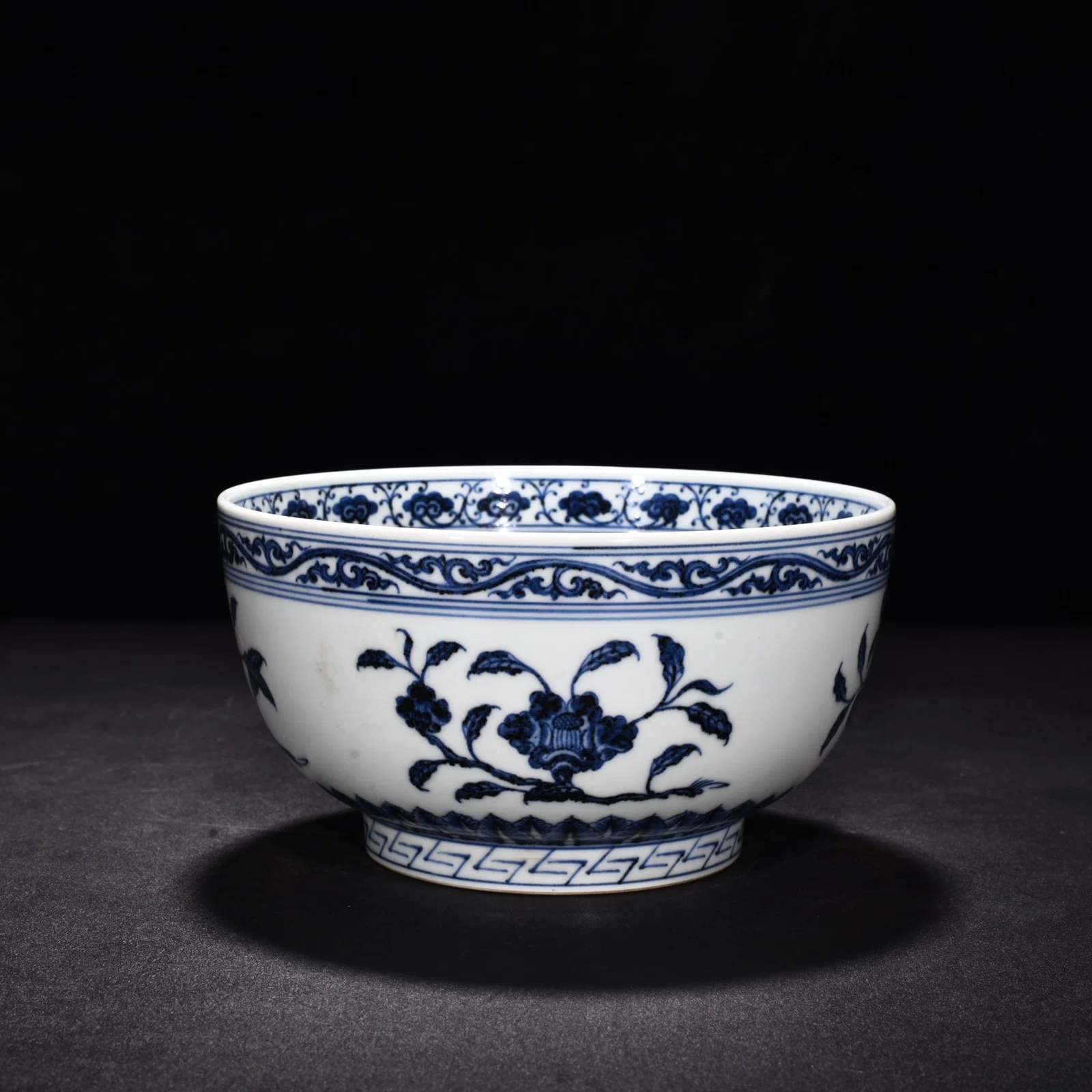Ming Dynasty Xuande blue and white three fruits and flowers Arhat bowl
