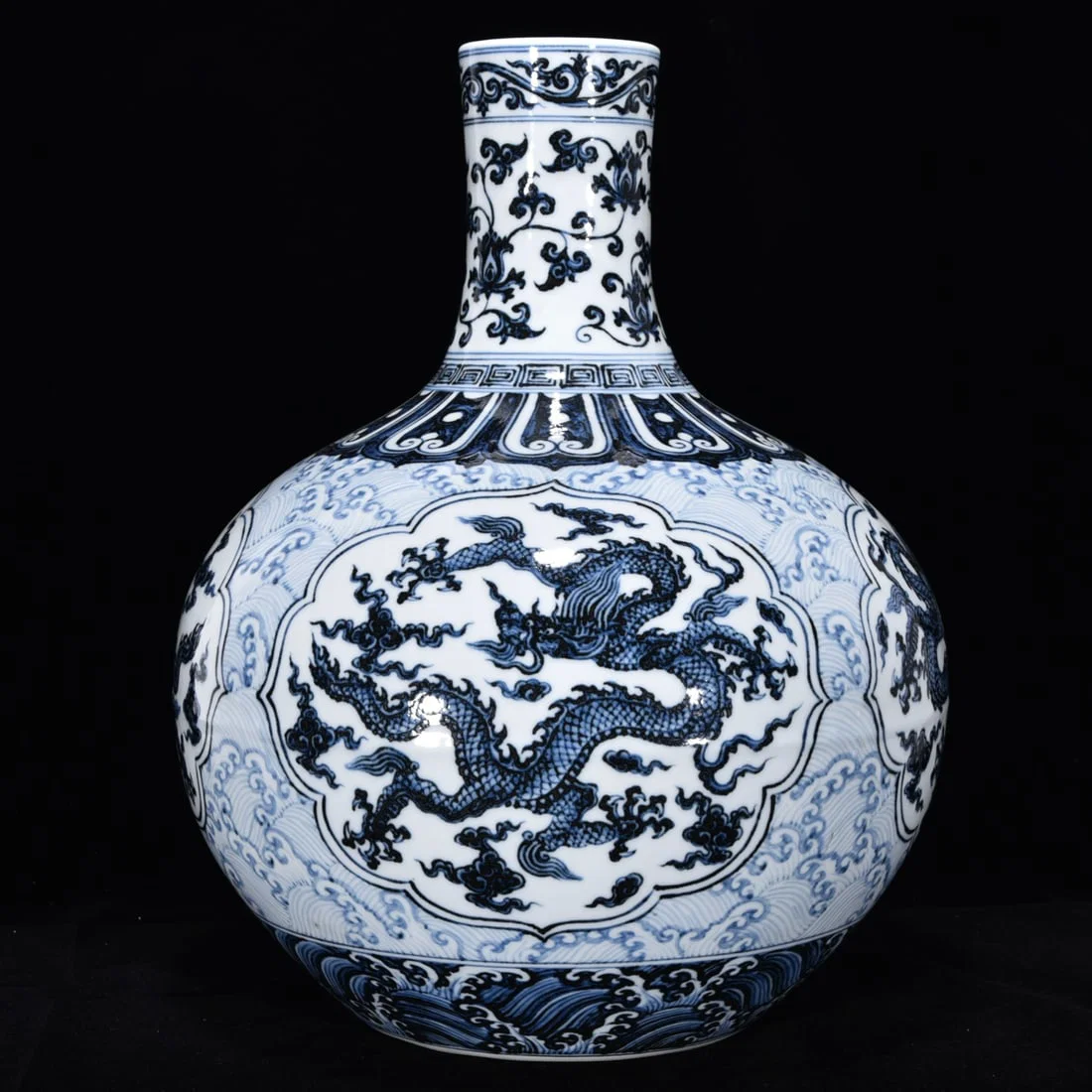 Ming Dynasty Xuande blue and white window and dragon celestial vase