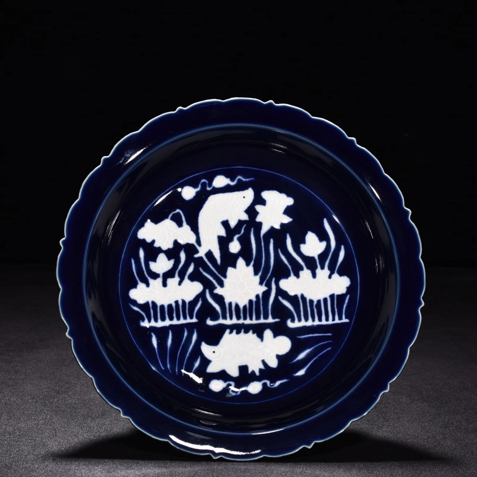 Ming Dynasty Xuande blue glaze white fish and algae rhombus mouth plate