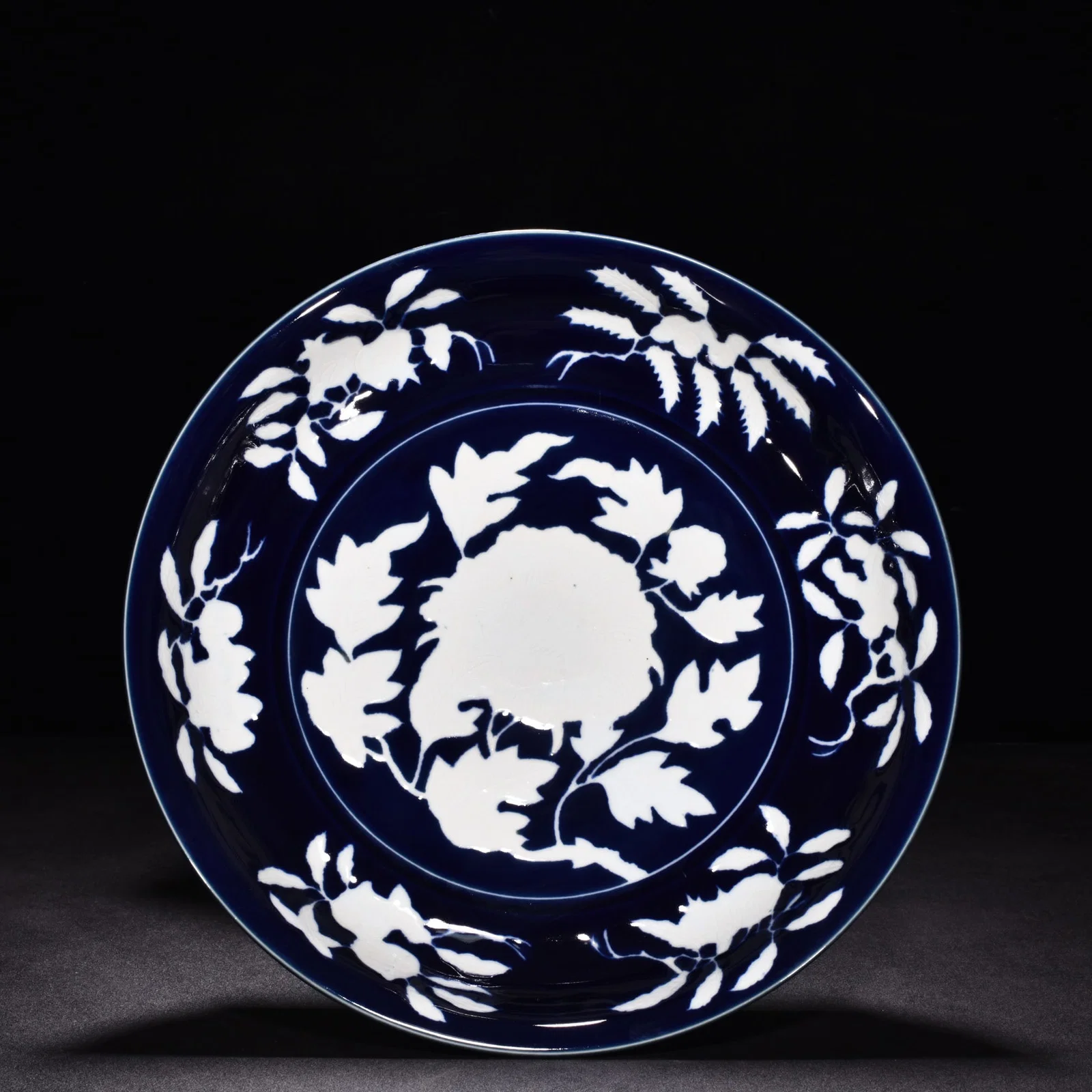 Ming Dynasty Xuande blue glaze white peony flower porcelain plate