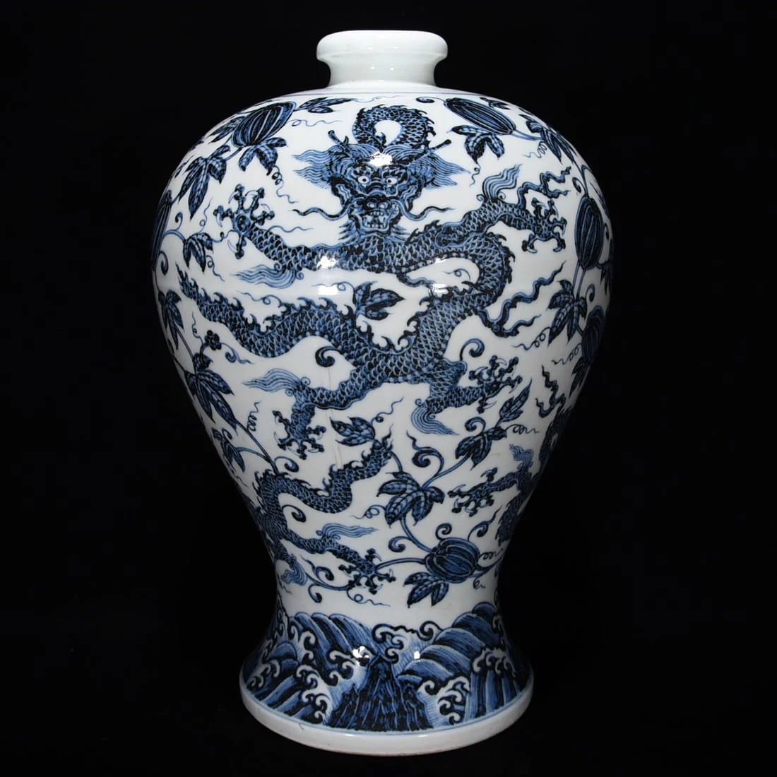 Ming Dynasty Yongle blue and white dragon porcelain plum vase
