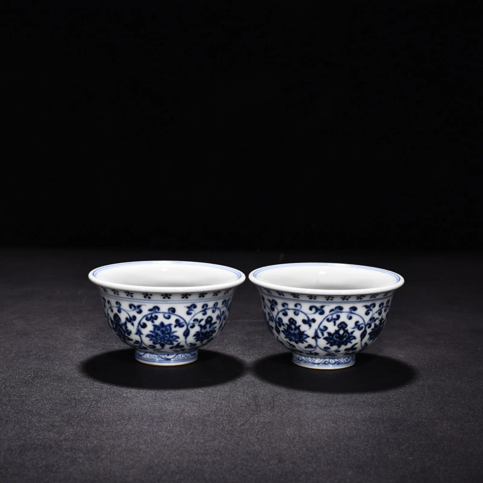 Ming Dynasty Yongle blue and white intertwined flower pressed hand cup