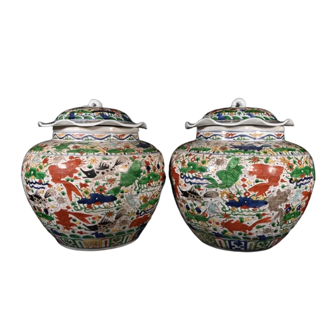 Ming Jiajing Wucai Fish and Algae Pattern Lotus Leaf Covered Jar